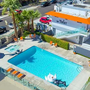 the-twist-palm-springs.palm-springs-ca-hotels.com/